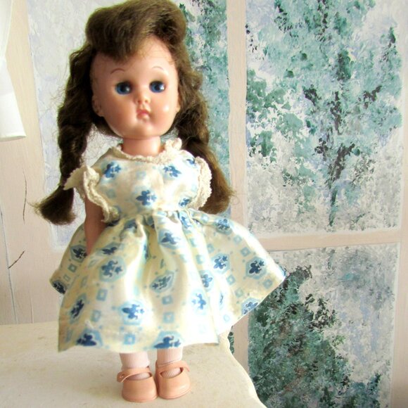 GINNY DOLL, BENT KNEE WALKER w CASE + 6 PRETTY DRESSES, 2 PAIR SHOES + MORE - Picture 9 of 16